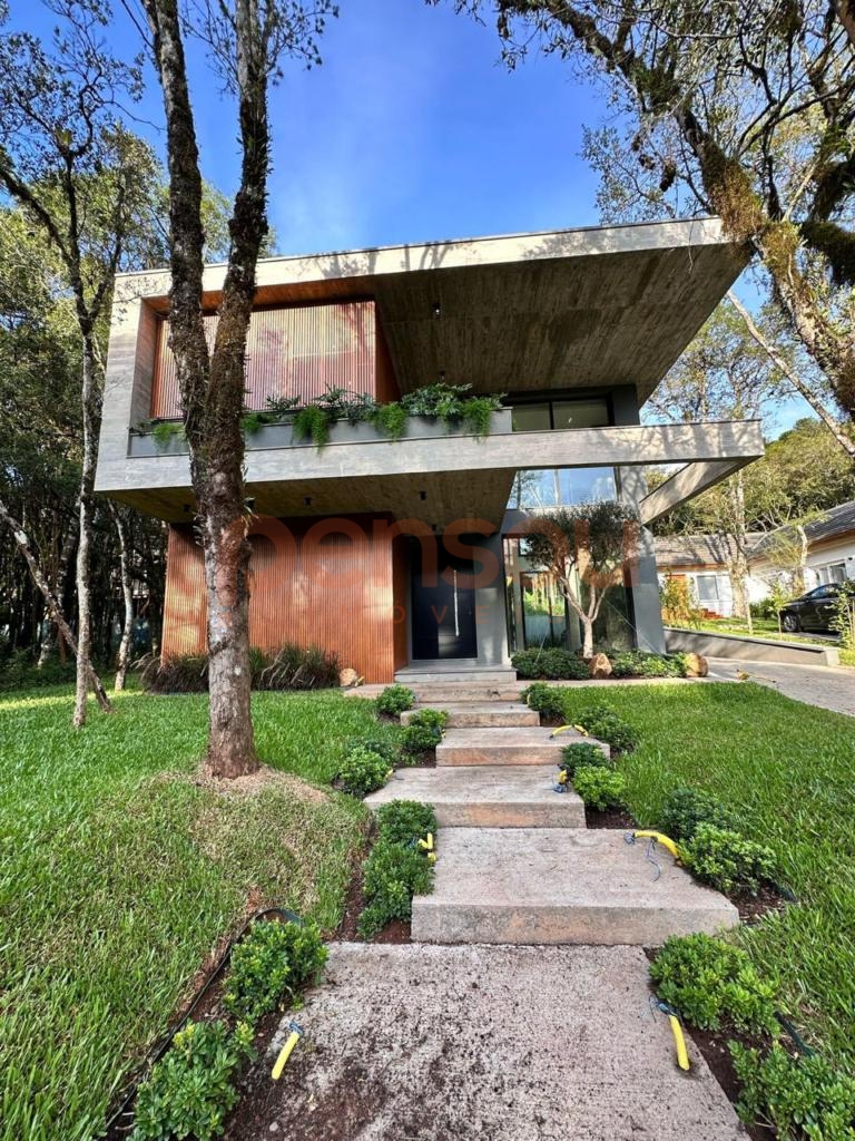 Casa 4 ou + dorm. em Condomínio