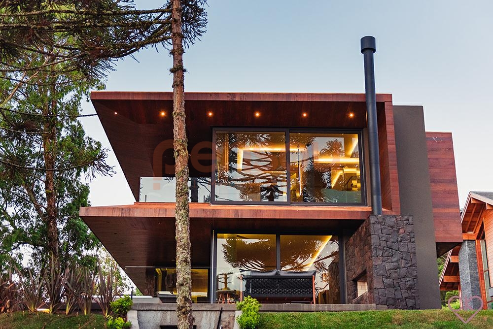 Casa 4 ou + dorm. em Condomínio